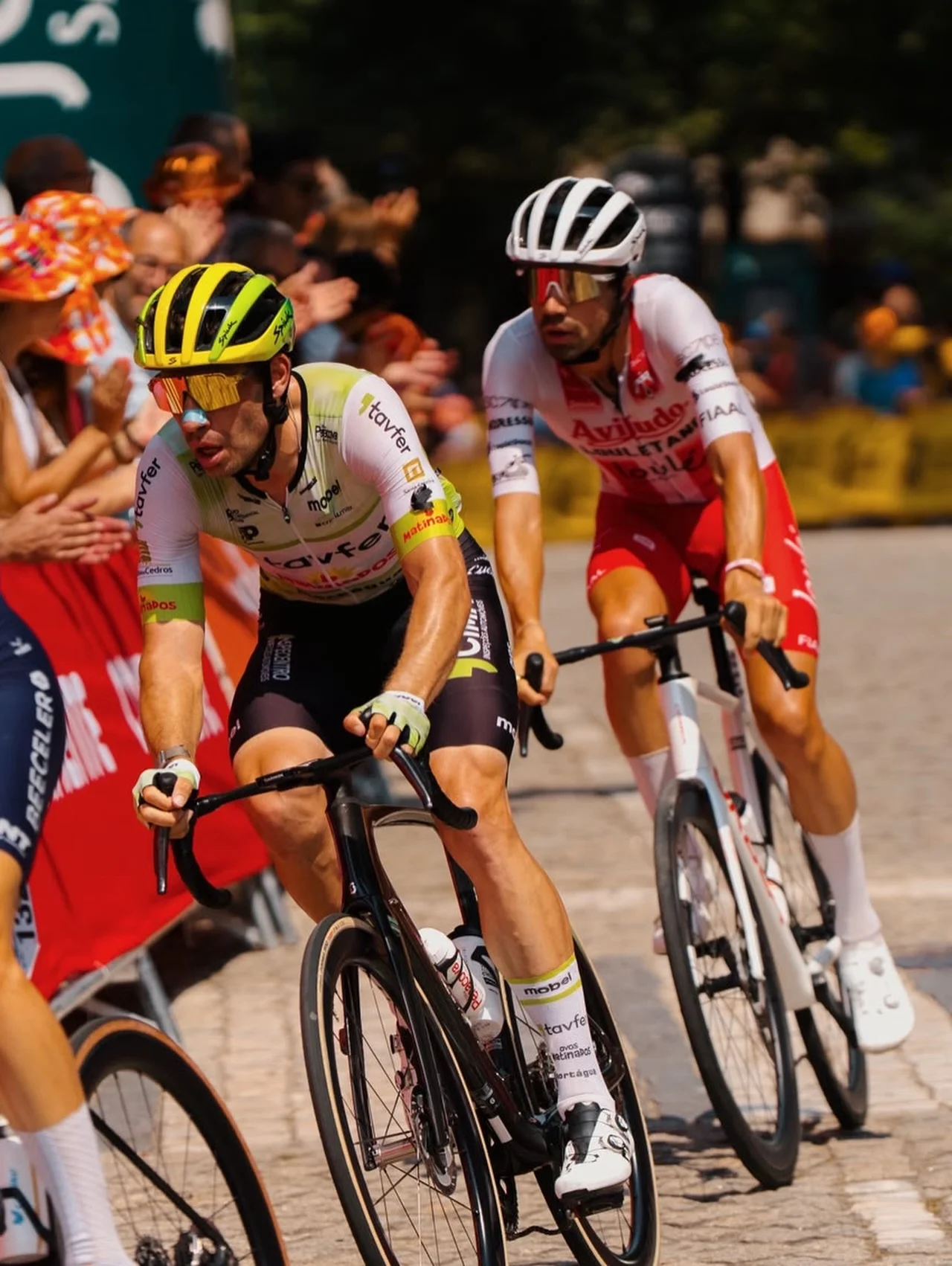 Daniel Viegas racing alongside another rider in the peloton